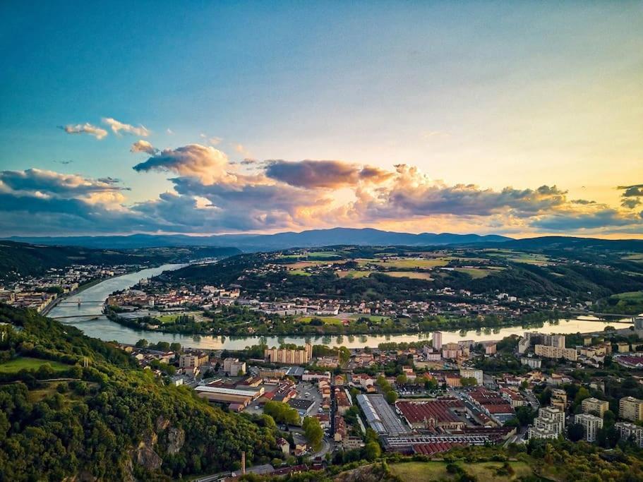 Апартаменты L'Ambitieux - Centre De Vienne Экстерьер фото